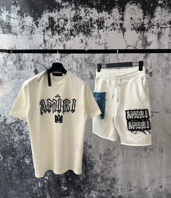Conjunto Masculino AMIRI con Logo Gótico y Detalle Denim en Bermuda
